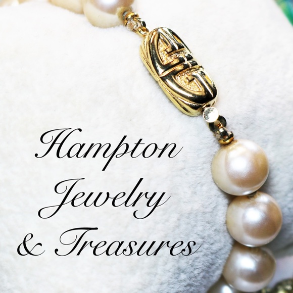 ⚜️ Vintage Givenchy Pearl Bracelet with Logo Clasp - Picture 8 of 16